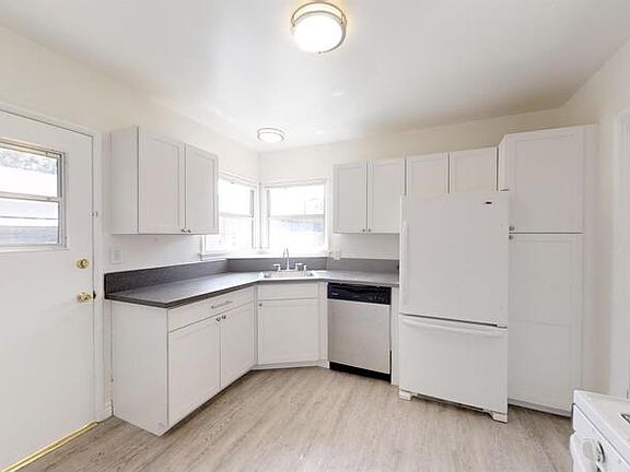 3rd image of 2274 S Carmelina Ave