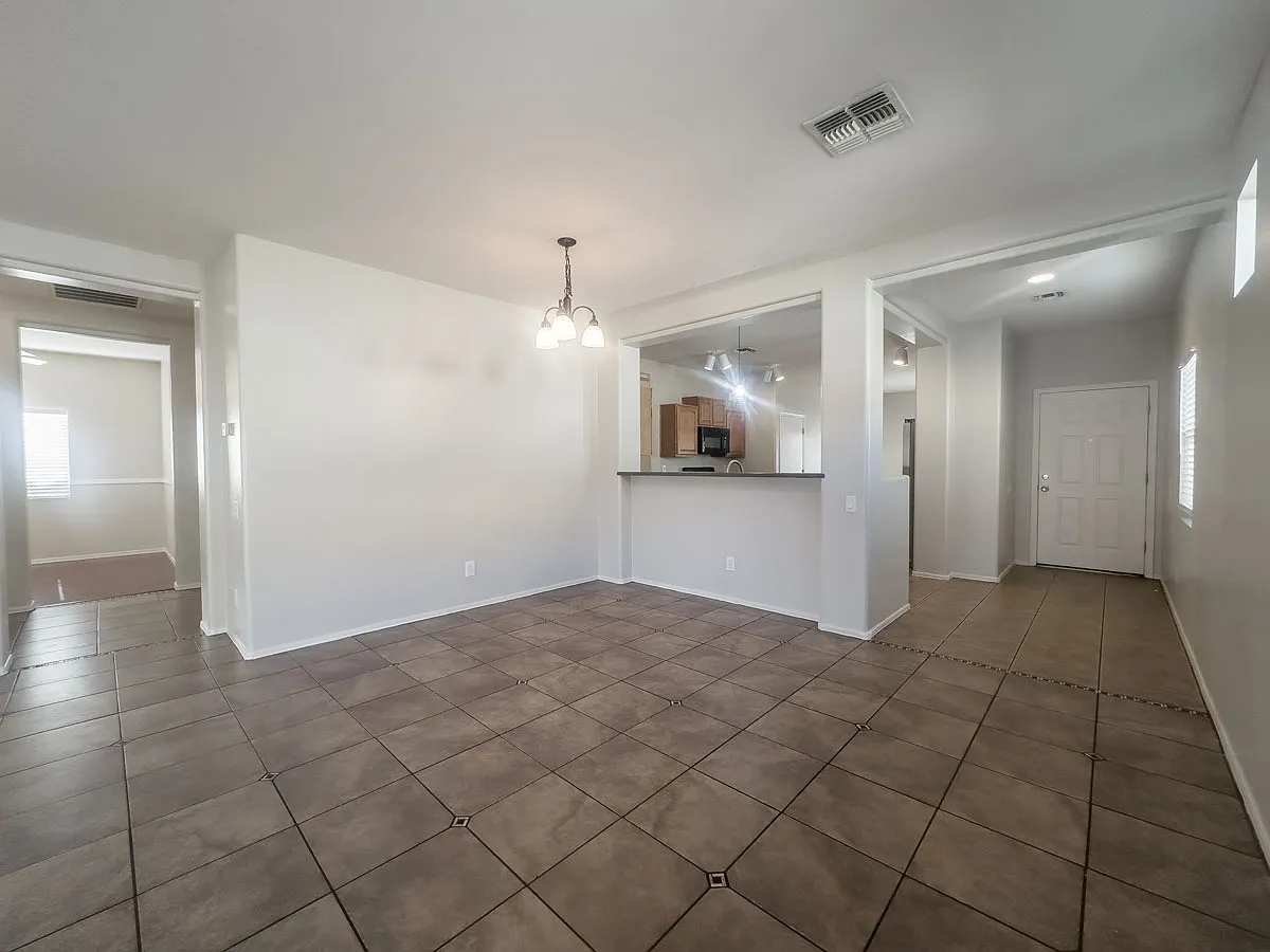 3 Bed + 2 Bath + Den + Move In Ready — Photo 2