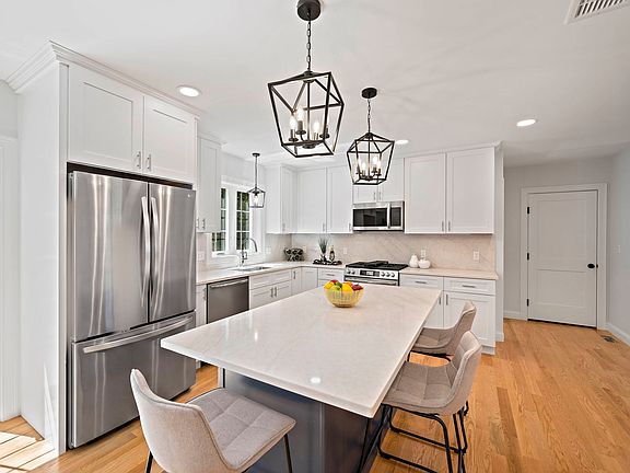 3rd image of 4 Clarendon Cir