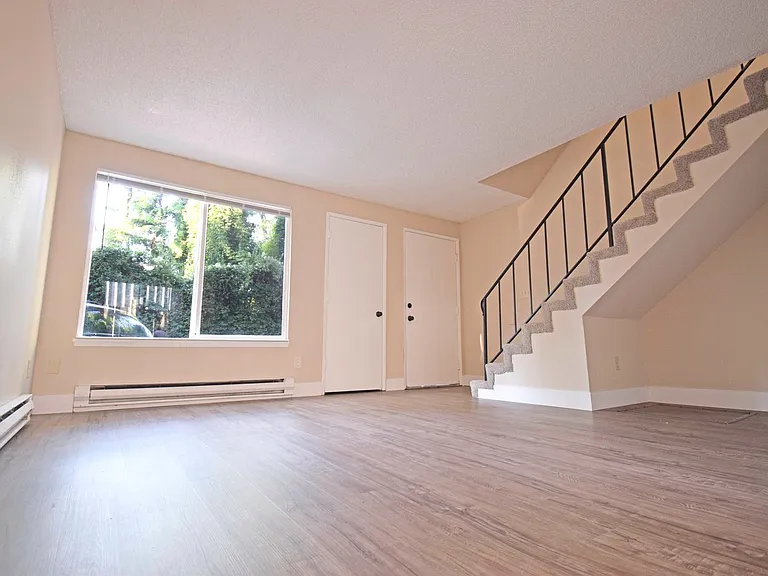 1926 SW Hume Ct — Photo 1