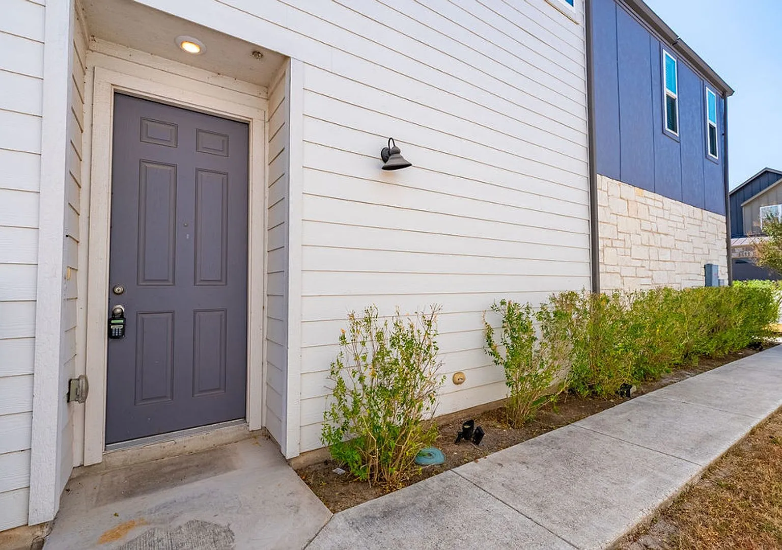 Beautiful 3 bedroom, 2.5 bathroom home in Southeast Austin — Photo 3