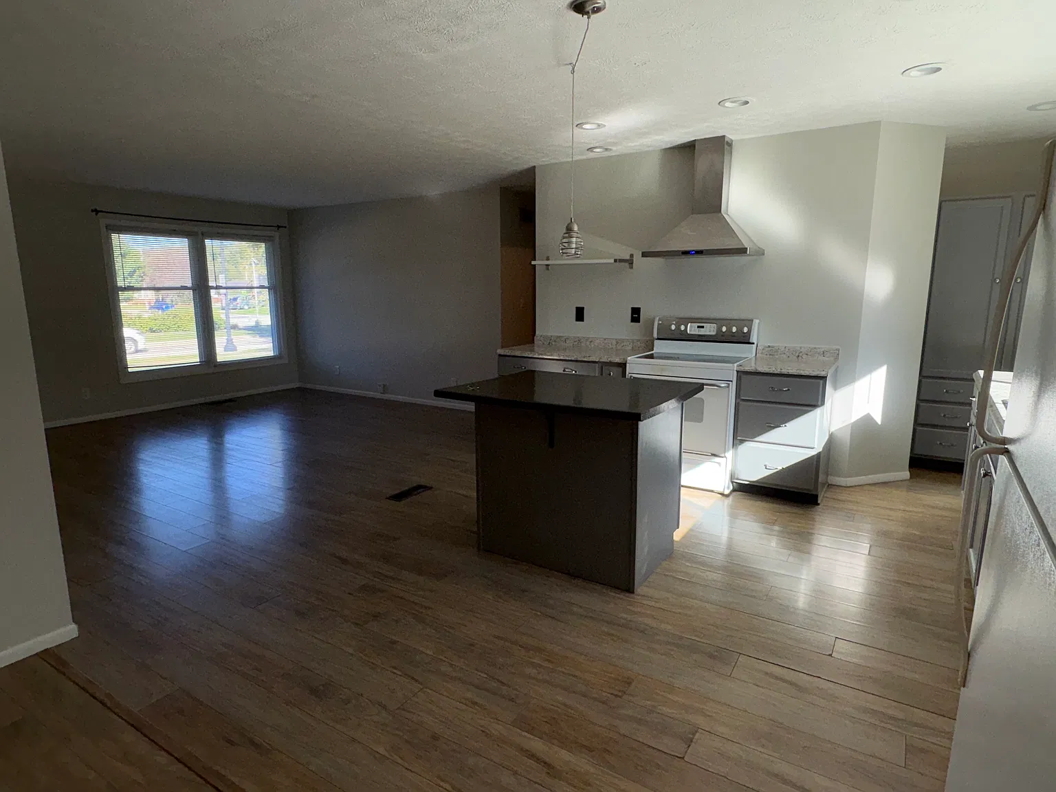 3 bed, 1423 sqft, $1,900 — Photo 3