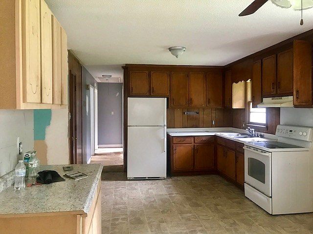 2nd image of 372 Forest Knolls Rd