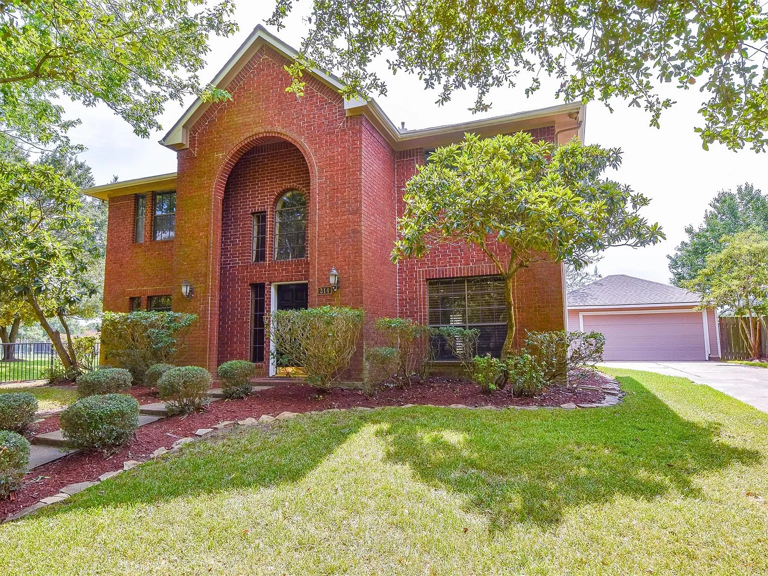 4 bed, 2.5 bath, 2330 sqft, $2,400 — Photo 2