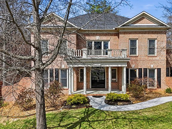 4th image of 1054 Colonial Dr