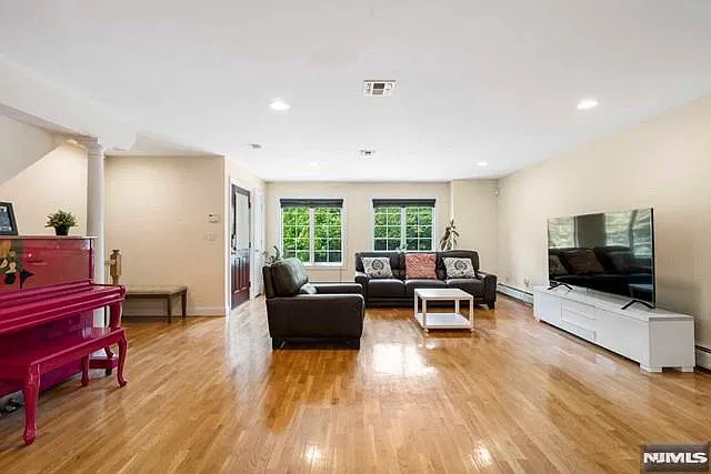 3 bed, 3.5 bath, 1960 sqft, $4,950 — Photo 4