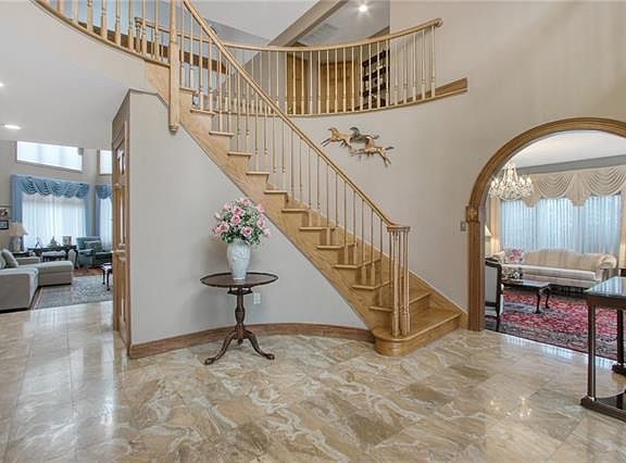 3rd image of 6 Deforest Ct