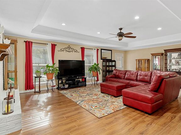 4th image of 604 Medina Dr