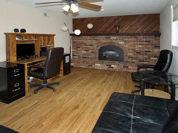 Family room w/fireplace