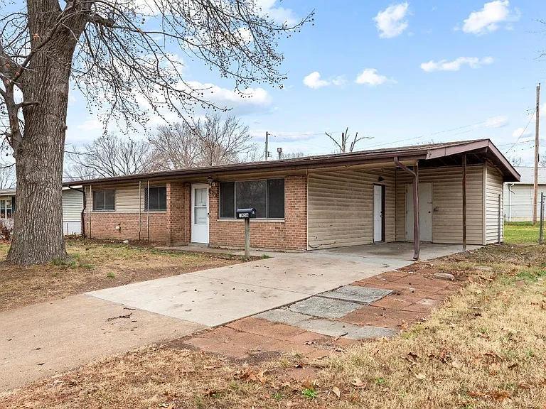 1950 Thunderbird Ave — Photo 1