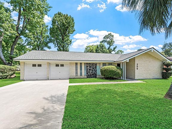 3rd image of 209 Pine Oak Dr