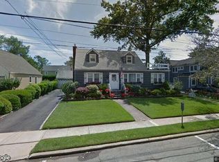 8 Utterby Rd, Malverne, NY 11565