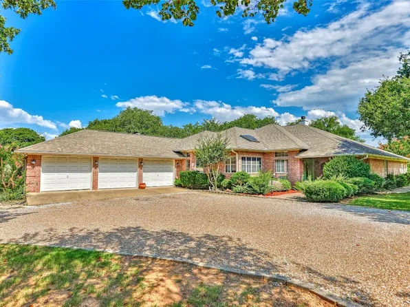 114 Iriquois Dr, Lake Kiowa, TX 76240