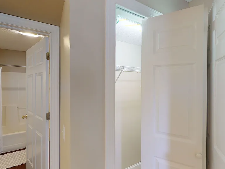 Brookhaven Apartments — Photo 10