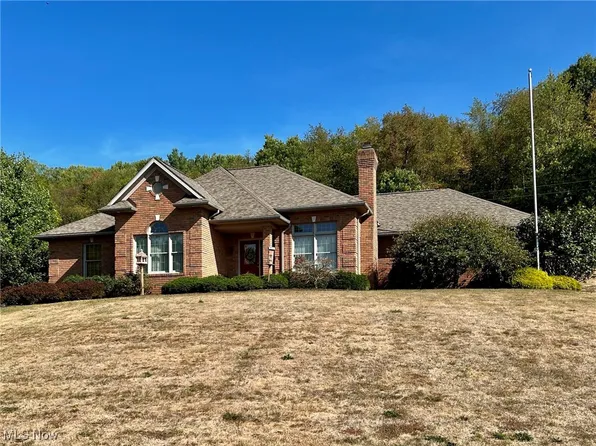 2195 Scenic View Rd SW, New Philadelphia, OH 44663