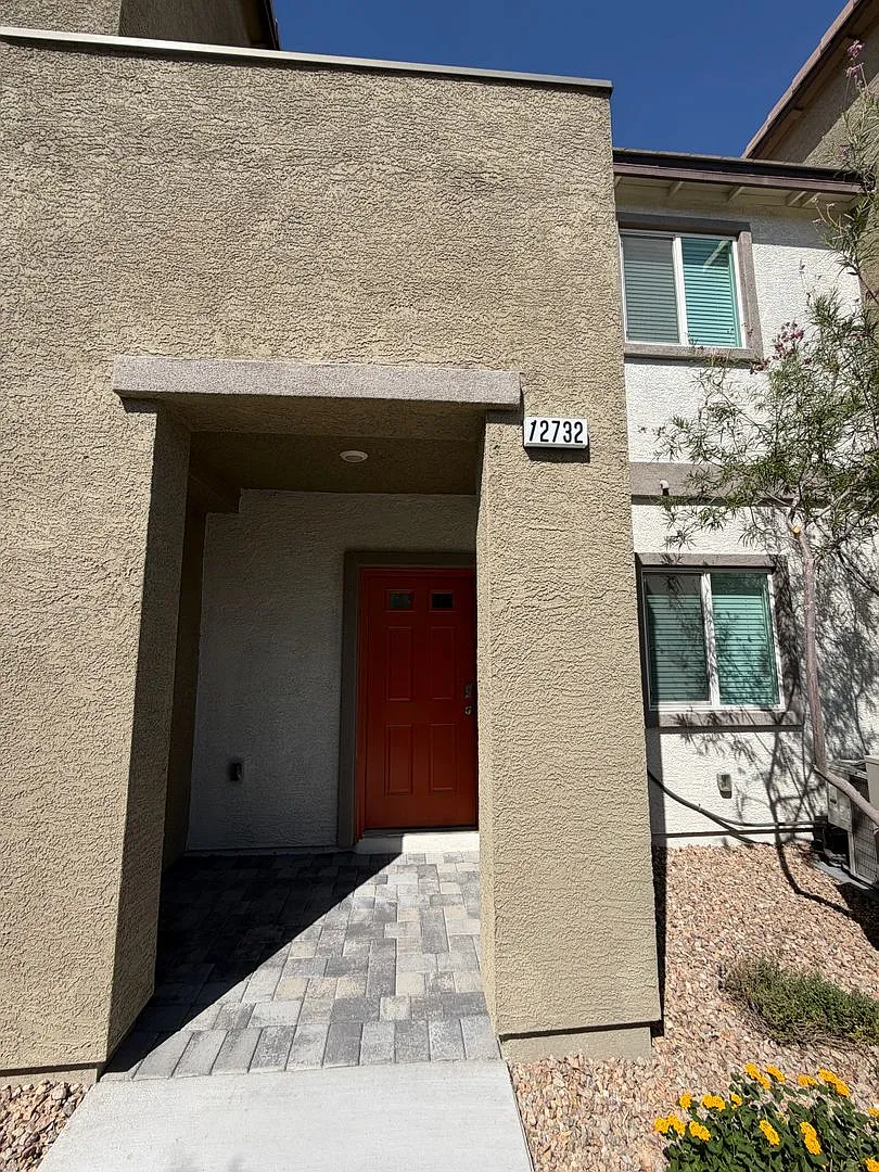 Must See Townhome in Henderson! — Photo 1