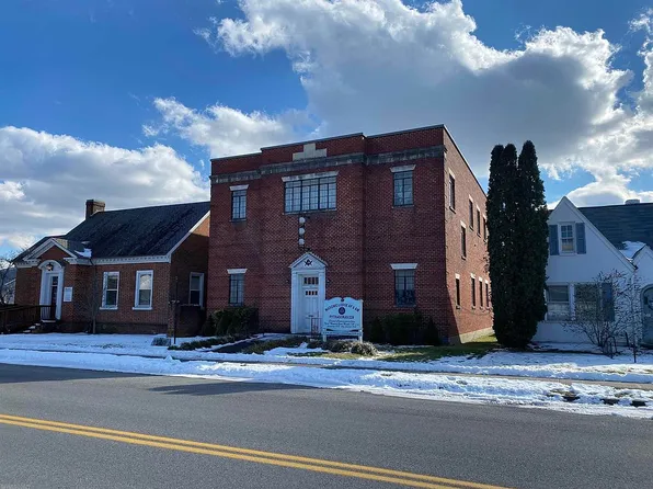 33 4th St SE, Pulaski, VA 24301