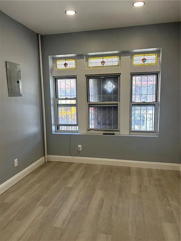 3 bed, 1.0 bath, 1000 sqft, $4,000 — Photo 1