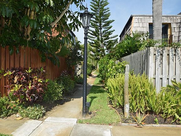 5th image of 415 E Waverly Pl