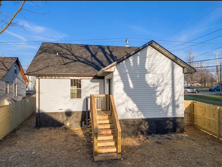 841 Georgetown St — Photo 12