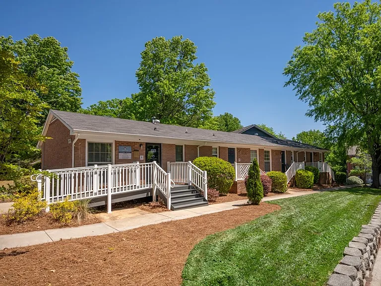 Sharon Oaks Apartments — Photo 16