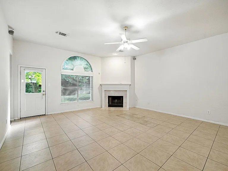 1626 Maryvale Dr — Photo 3