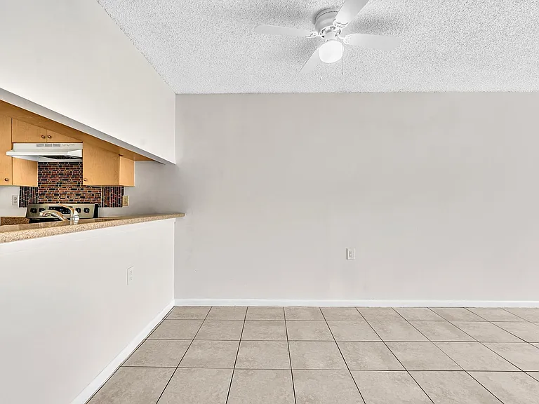 1020 Lake Victoria Dr #B — Photo 14