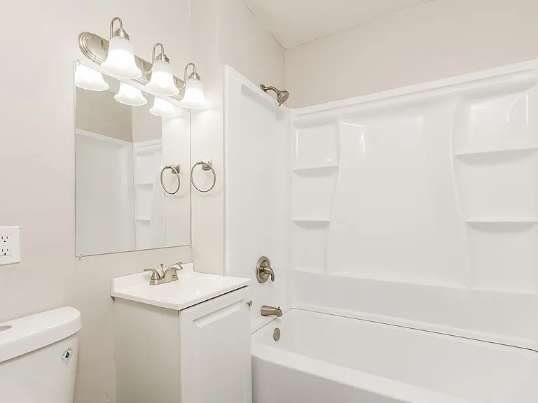 1824508_026_main_bathroom_13321237.jpg