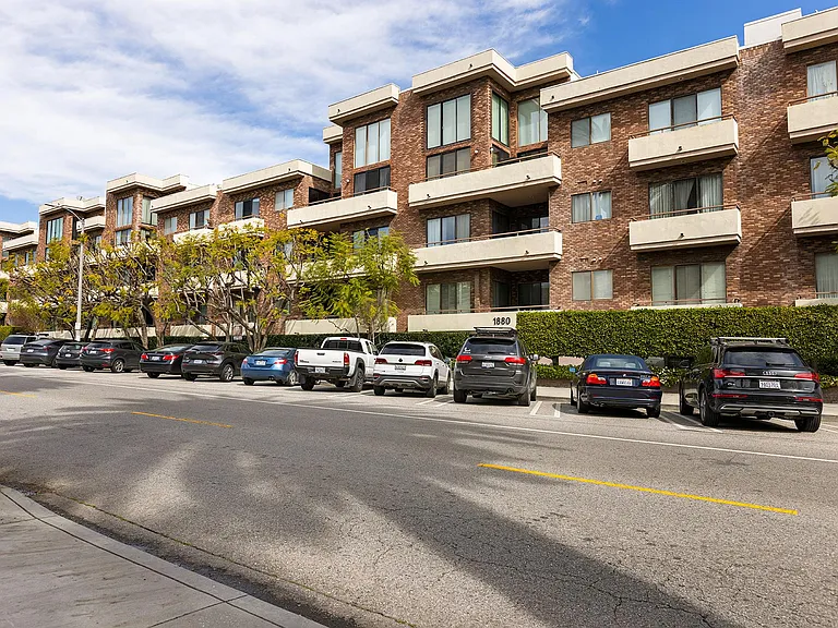 1880 Veteran Ave #105 — Photo 42