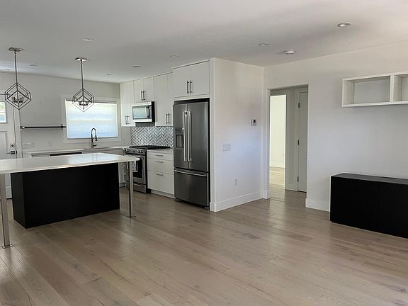 5th image of 2076 Heatherdale Ave