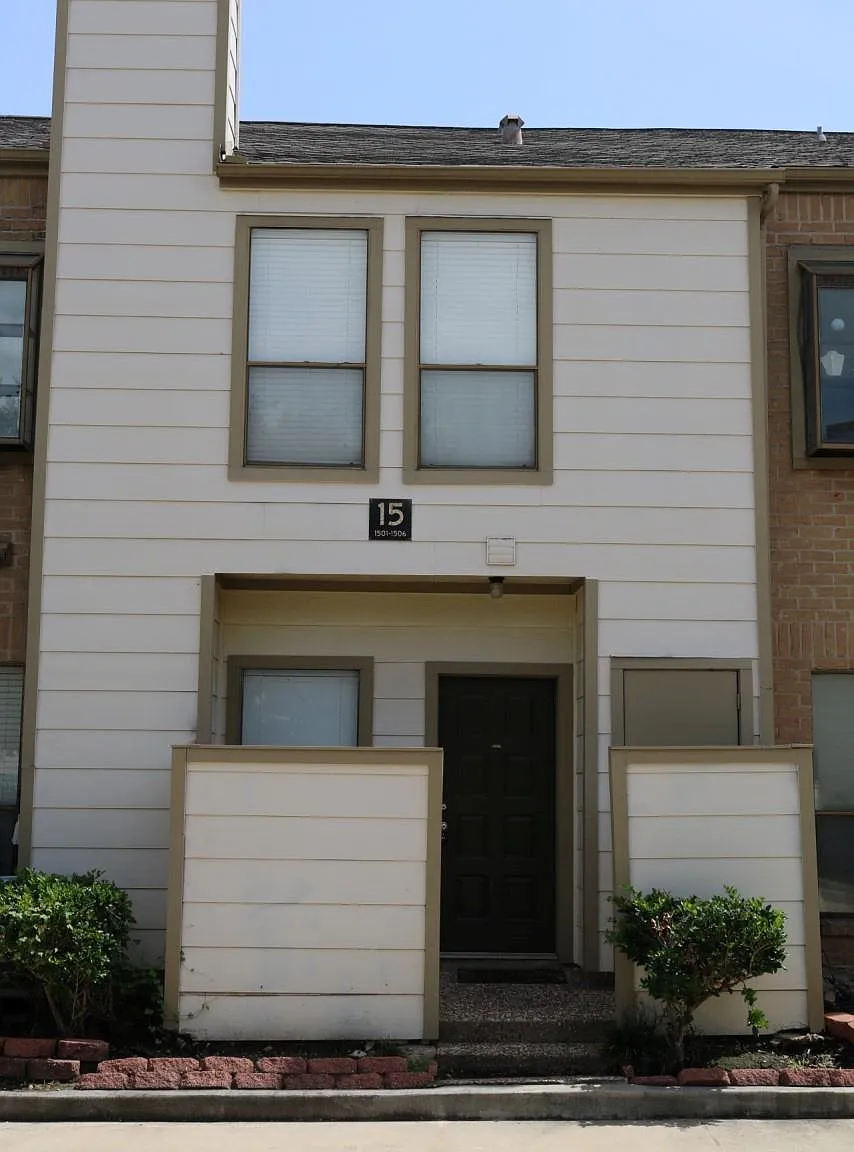 1 bed, 1.5 bath, 924 sqft, $1,100 — Photo 1