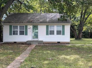 901 SE Pinecrest Dr, Topeka, KS 66605