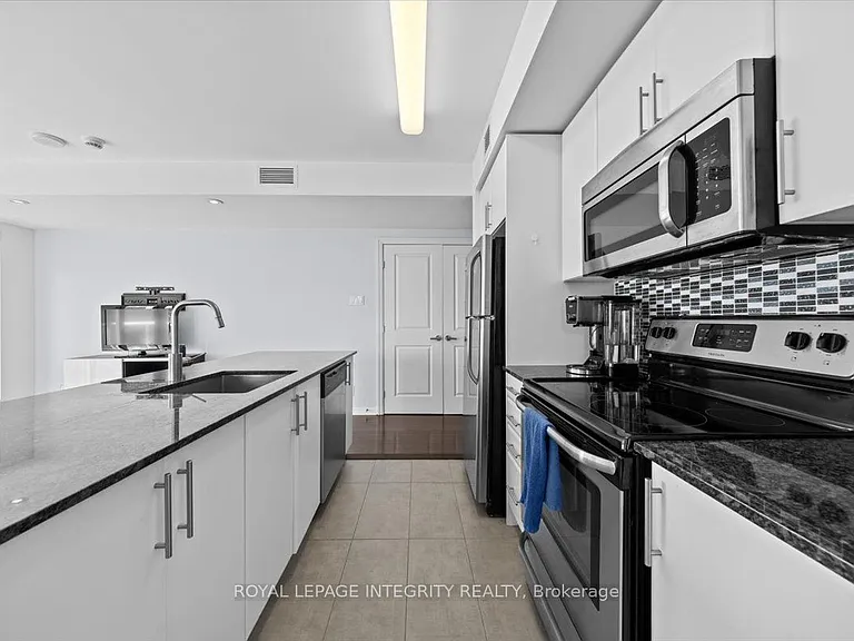 242 Rideau St #909 — Photo 15
