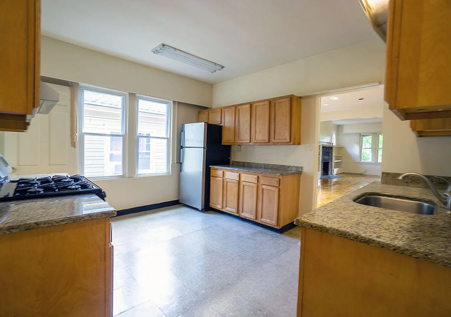 722 Euclid Avenue - Available 8/1/27 -Spacious Duplex Close To Campus — Photo 2