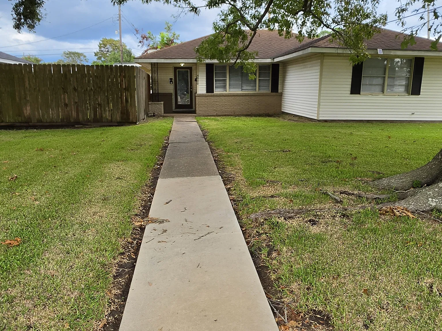 4 bed, 2.5 bath, 2042 sqft, $2,300 — Photo 1
