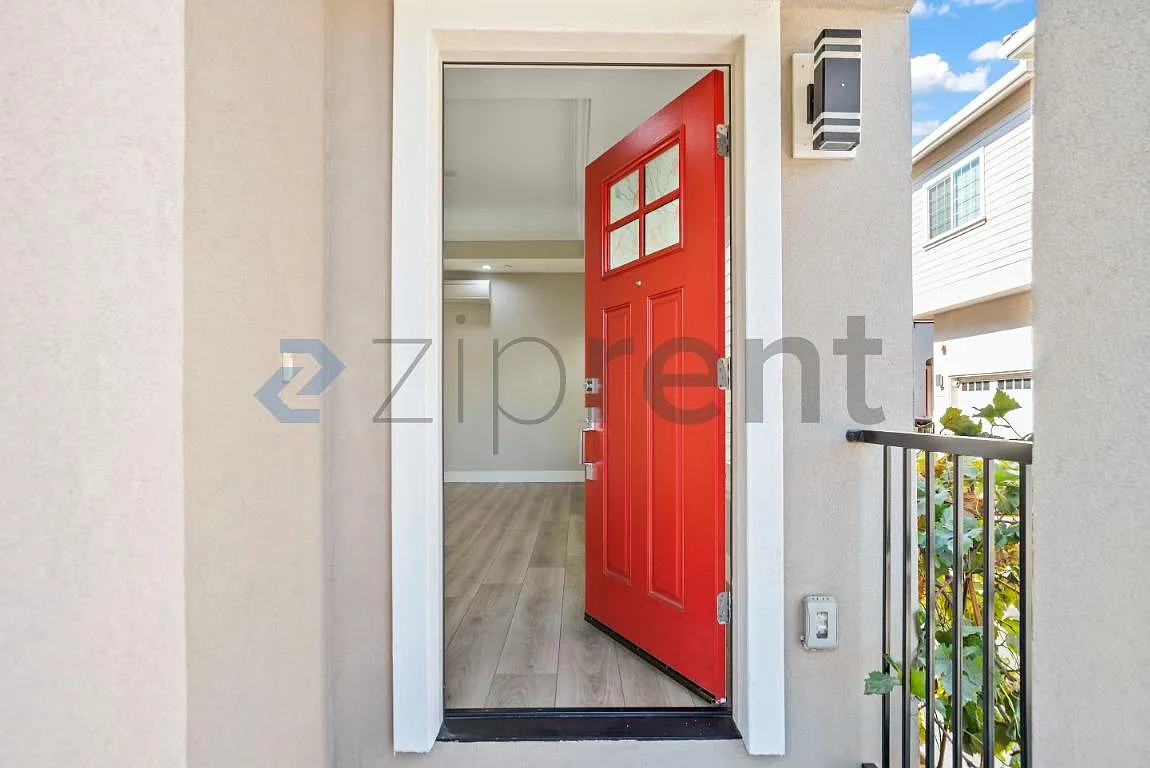 4 bed, 2.5 bath, 1944 sqft, $5,500 — Photo 2