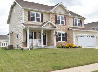 1281 Victoria Ln, Oconomowoc, WI 53066