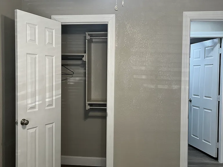 326 E Young Pl — Photo 2