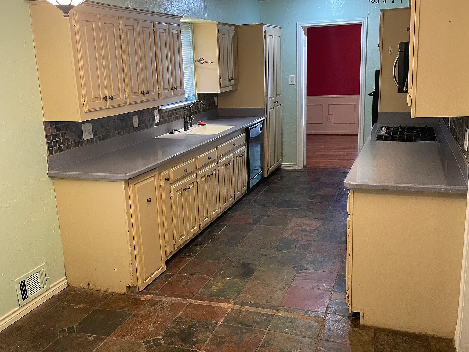 3 bed, 2.5 bath, 2076 sqft, $2,295 — Photo 2