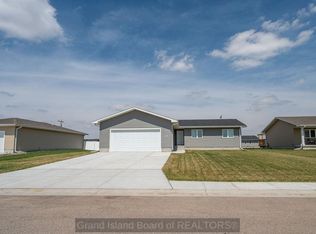 518 8th St, Phillips, NE 68865