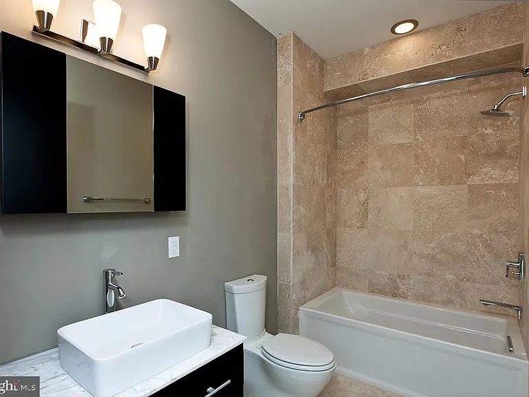 1223 E Oxford St — Photo 4