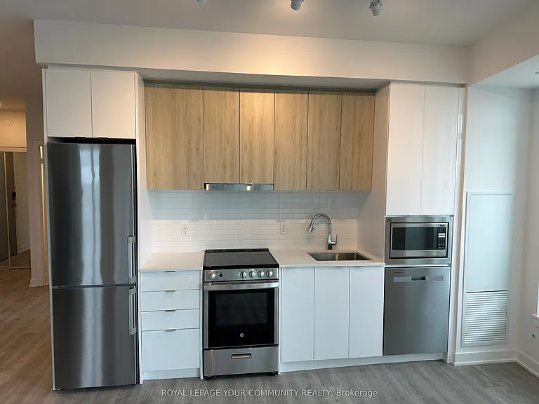 30 Upper Mall Way #1707 — Photo 3