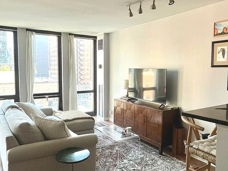 1 E Scott St #707 — Photo 6
