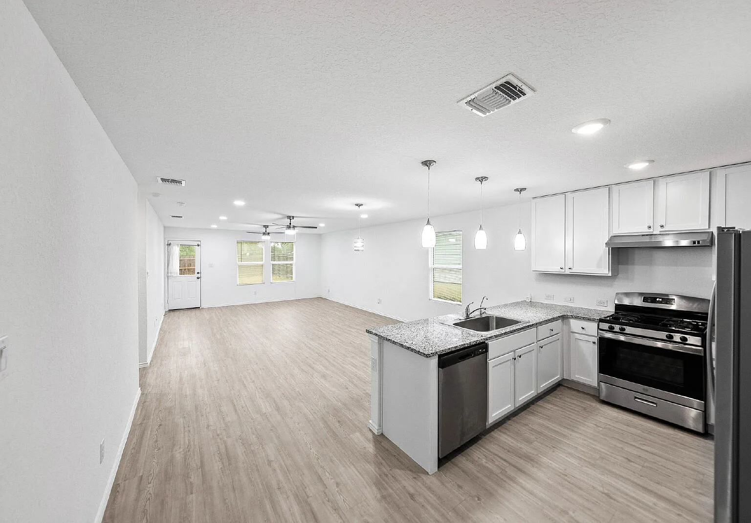 3 bed, 2.0 bath, 1474 sqft, $1,695 — Photo 4