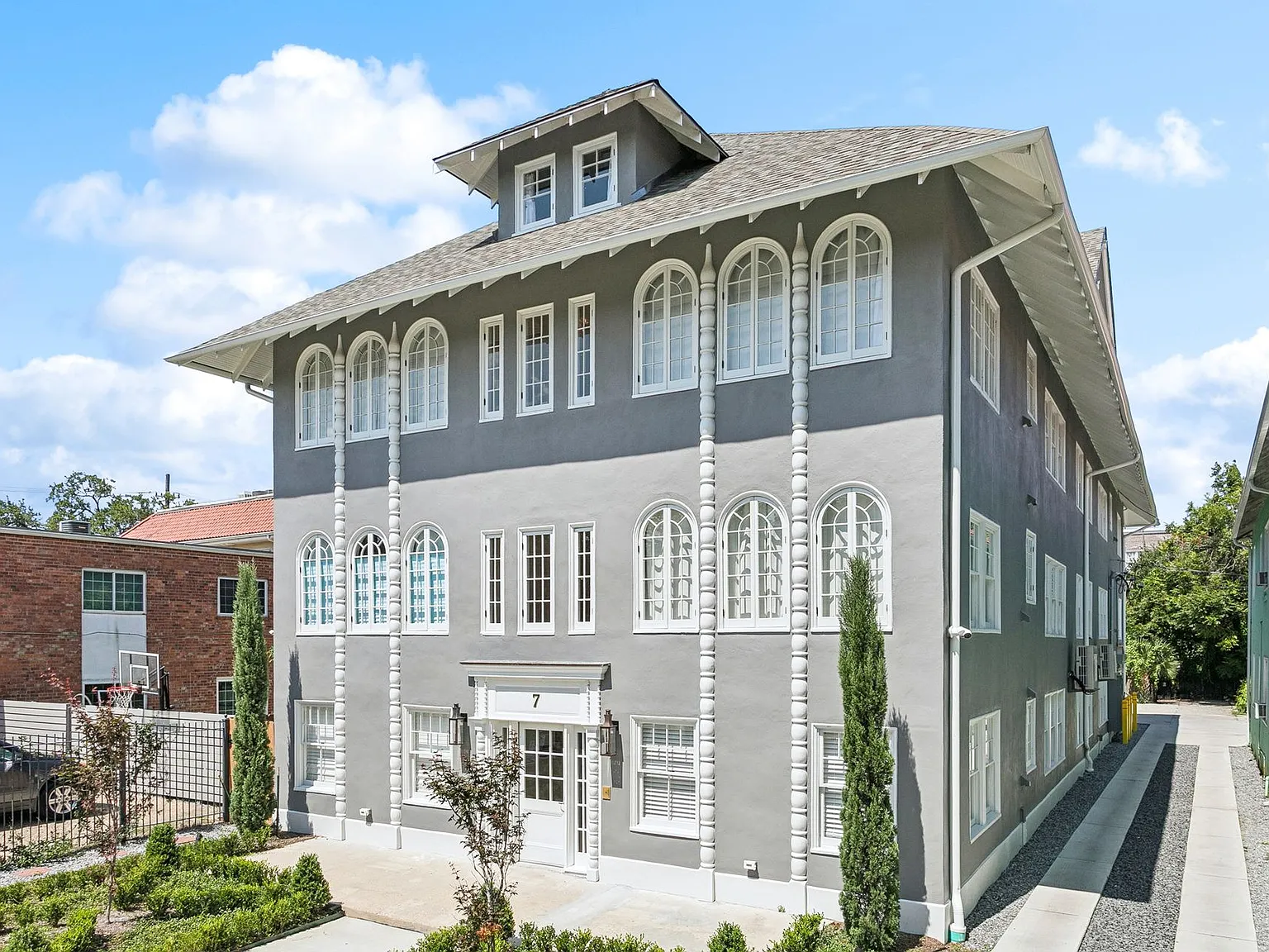 Must See, Experience Modern Luxury in a Beautifully Restored Historic Gem- 2 Bd /2 Ba — Photo 4