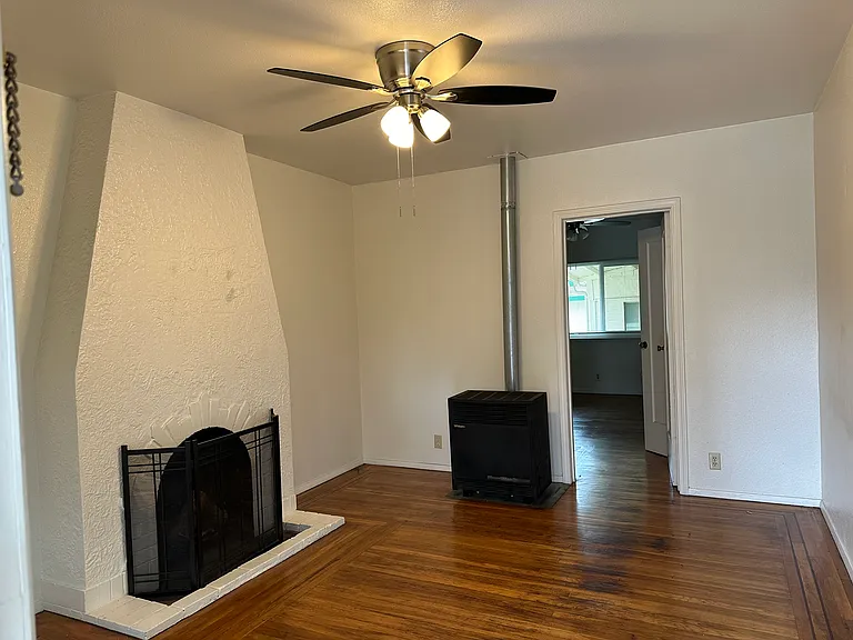 1811 Commercial Way #A — Photo 4