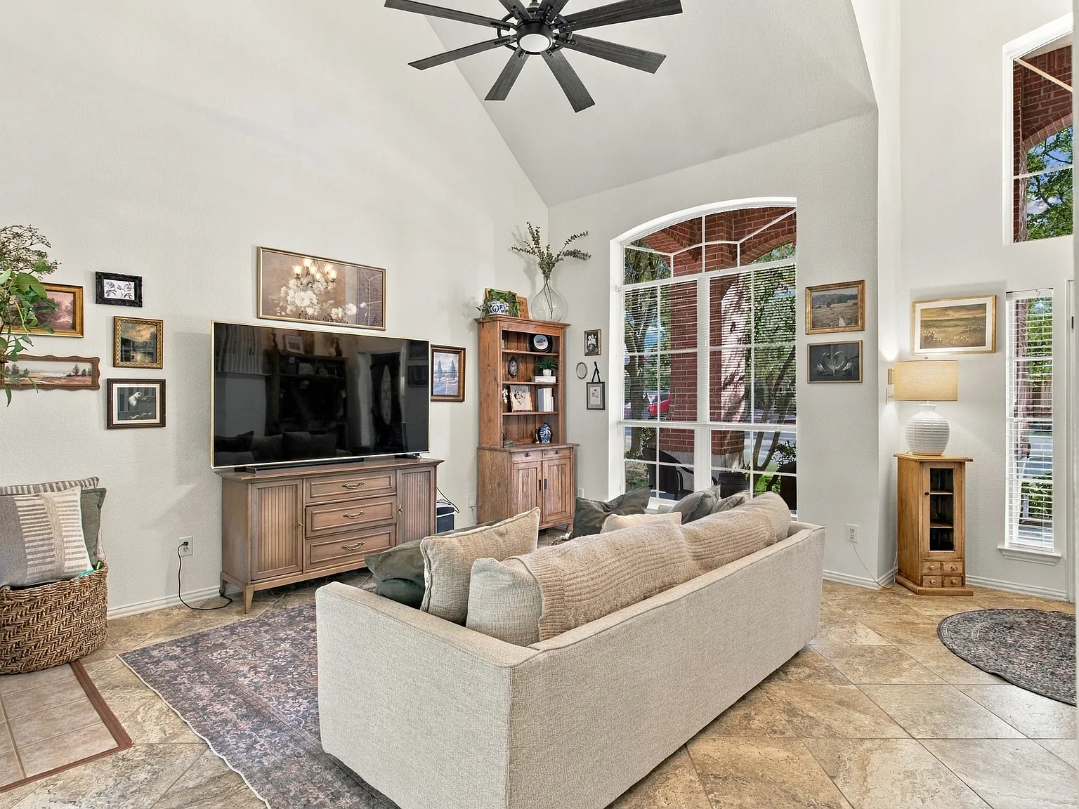 4 bed, 2466 sqft, $2,500 — Photo 4