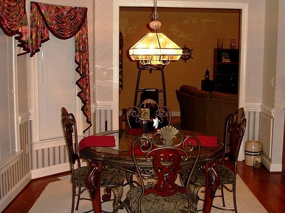 Breakfast Area Overlooking Screened Patio & Backyard
