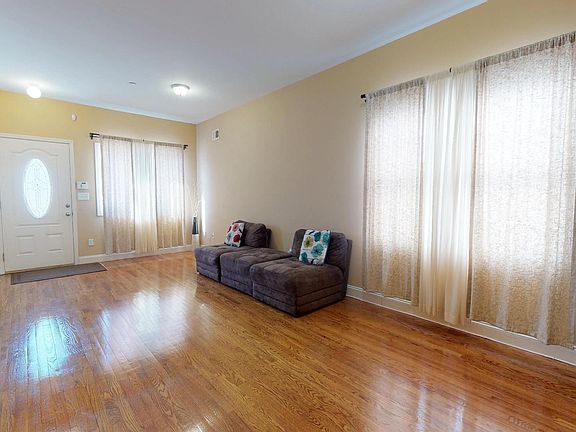 2nd image of 133 Roosevelt Ave
