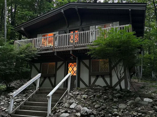 2886 W Schuss Mountain Dr, Bellaire, MI 49615